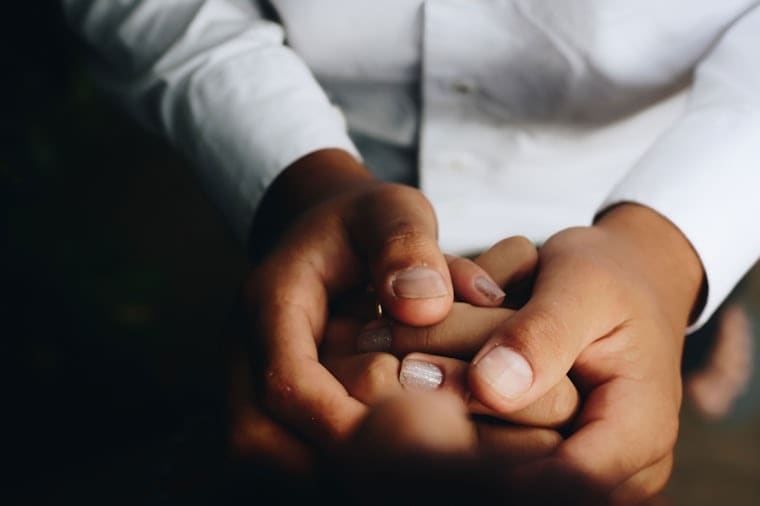 El ele tutuşan iki kişi — kişiler ve aile hukuku